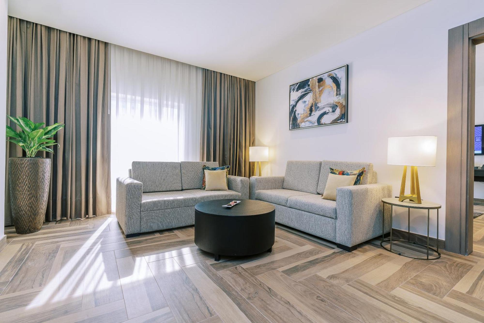 Khalidia Palace Hotel Dubai By Mourouj Gloria Exterior foto A living room at the hotel